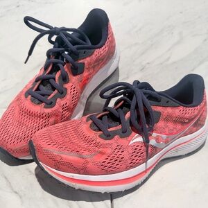 Saucony OMNI 20 Women's Athletic Shoes - Coral and Navy Blue